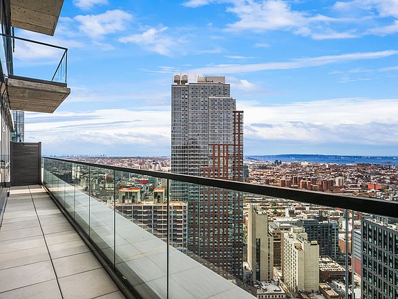 2nd image of 20 Rockwell Pl #3606A