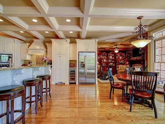 5th image of 412 Danbury Ct