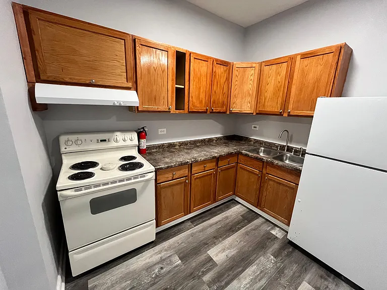 1523 W 18th St #COACH HOUSE — Photo 2