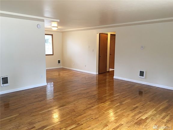 5th image of 305 Wildcat St SE