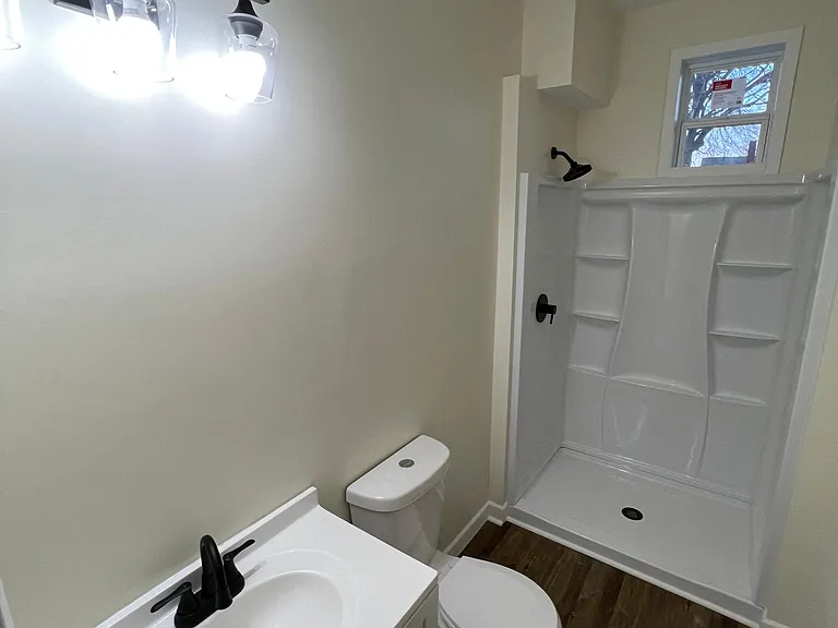 1054 W 9th St #3 — Photo 5