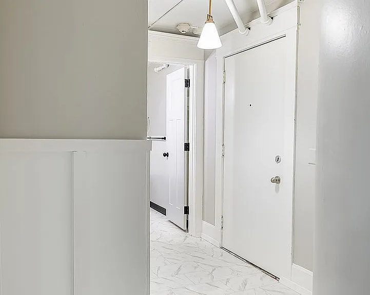 Elegant Renovation! HUGE 1 Bed 1 Bath Available Now! — Photo 18