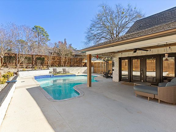 2nd image of 1405 Wisteria Ln