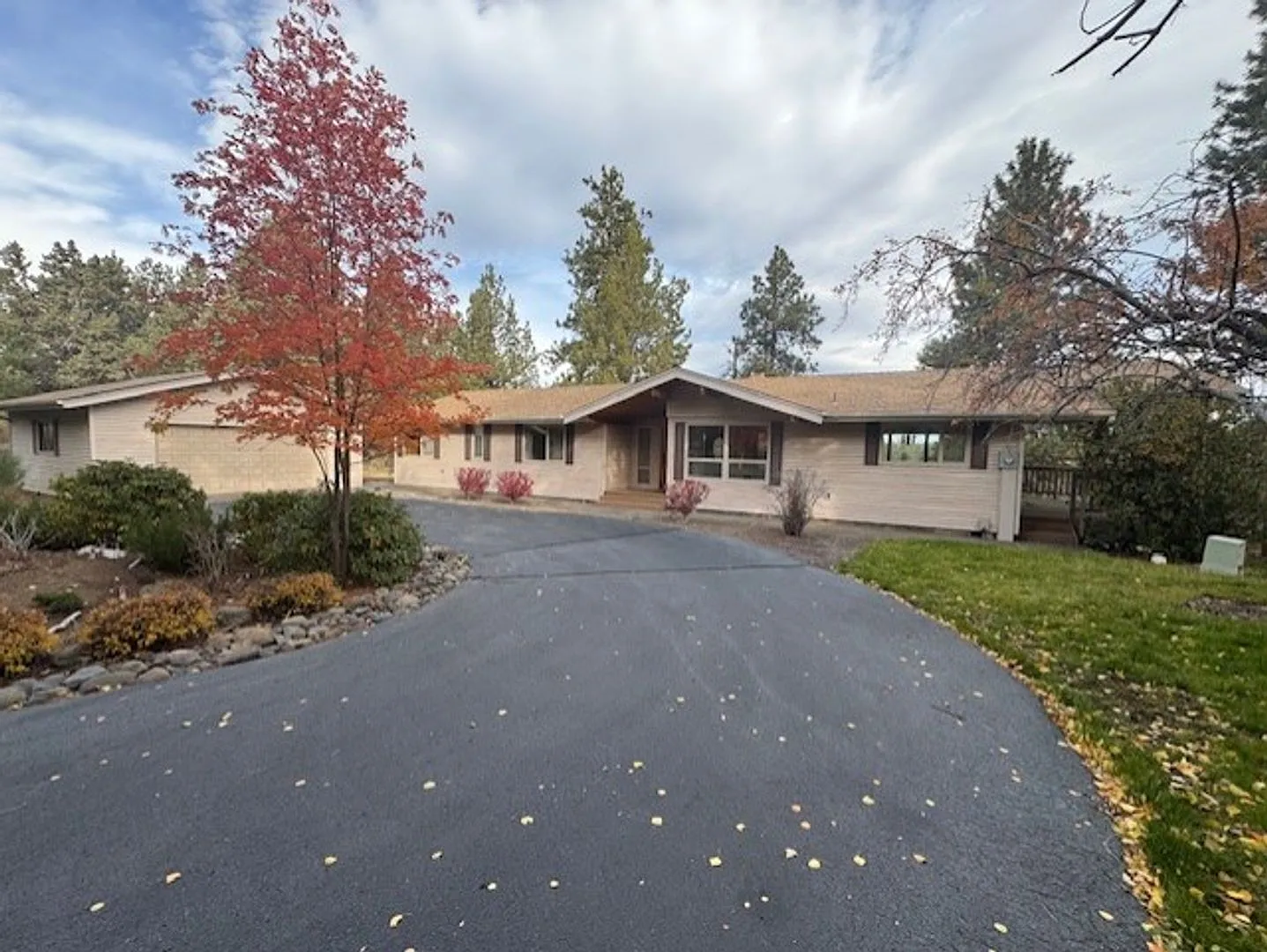 Single level home with amazing river views — Photo 1