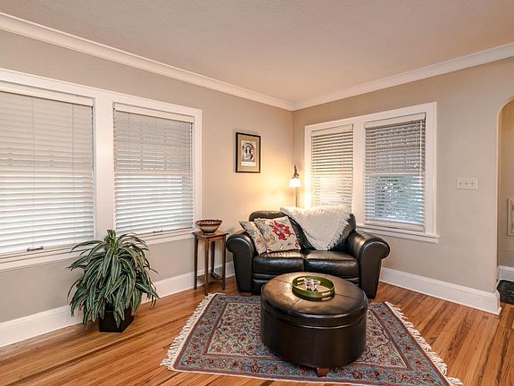 5th image of 1130 Saint Clair Ave