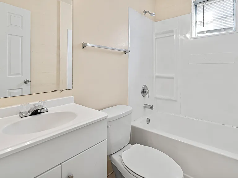 Collins Terrace Apartments — Photo 12