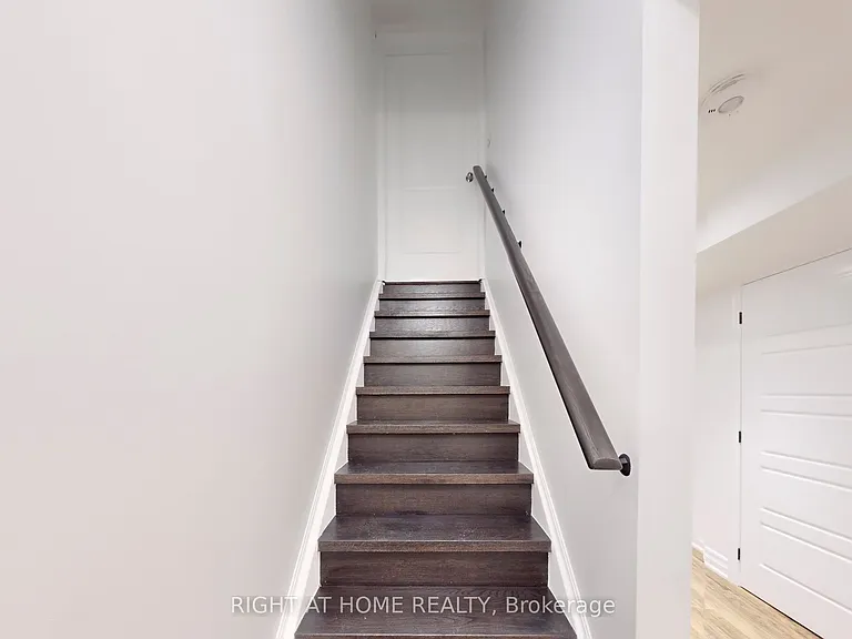 31 Lady Evelyn Cres — Photo 43
