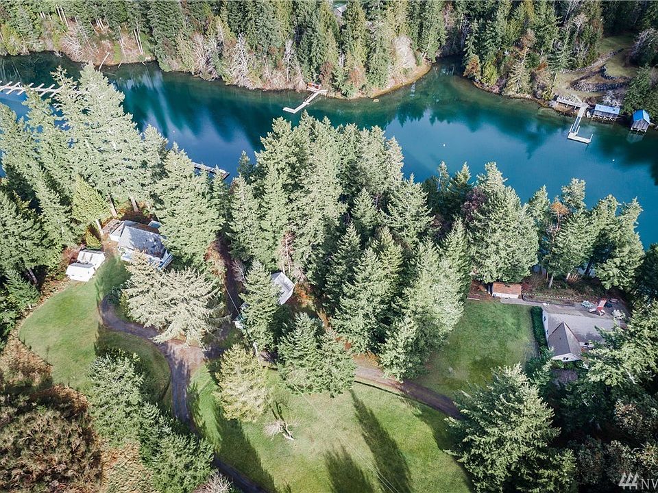 Fisherman Harbor waterfront estate offers two homes and 4 parcels.