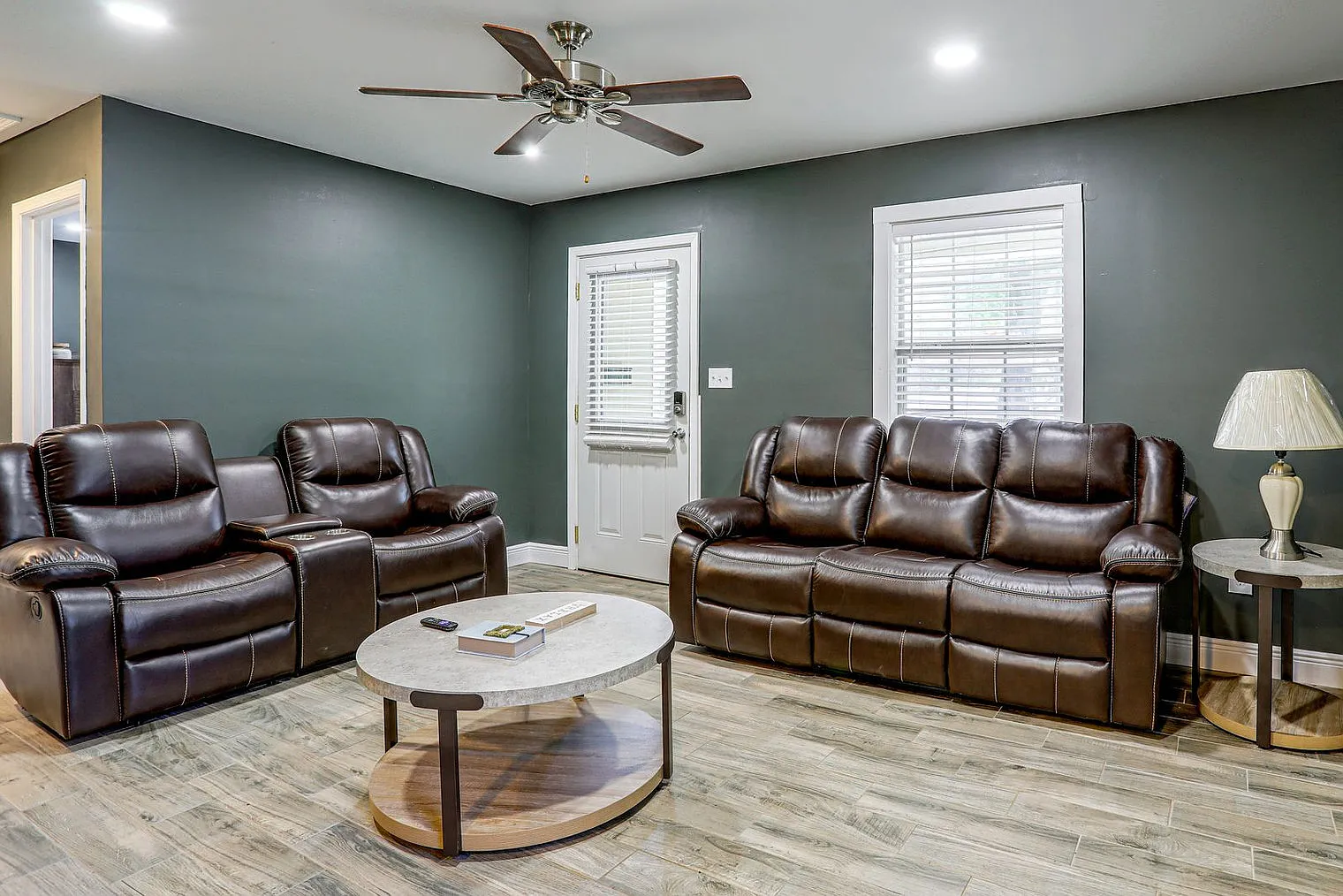2 bed, 1.0 bath, 882 sqft, $2,247 — Photo 2