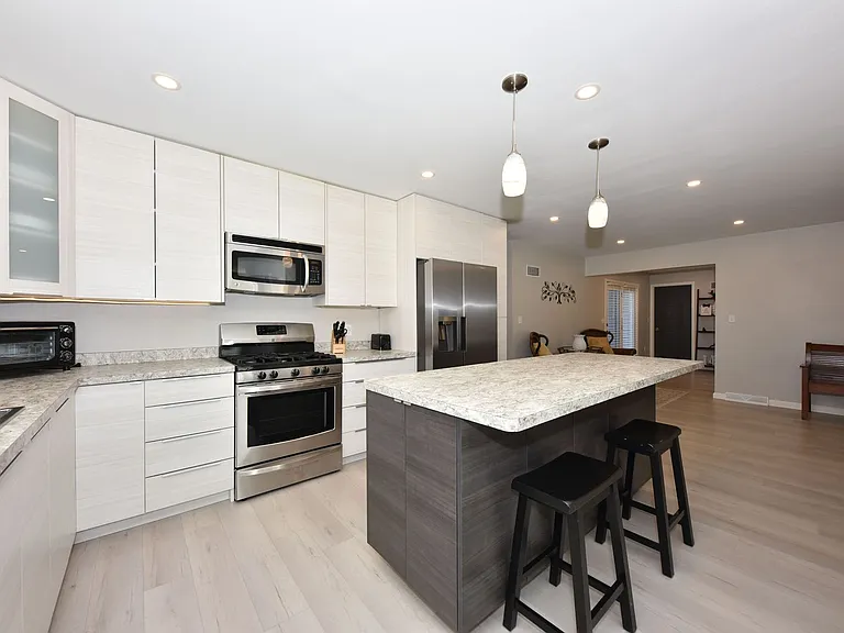1538 W Liebau Rd — Photo 15