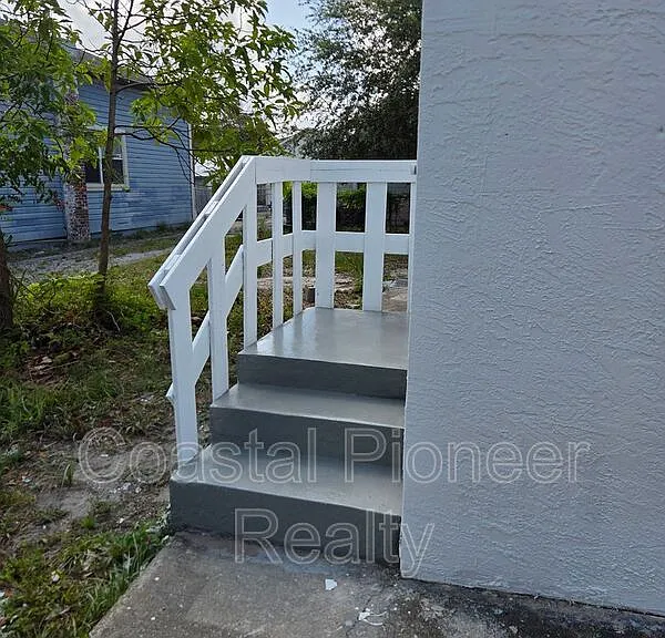 606 Cross St — Photo 2