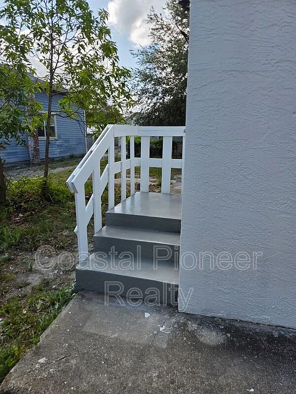 Building Photo - 606 Cross St