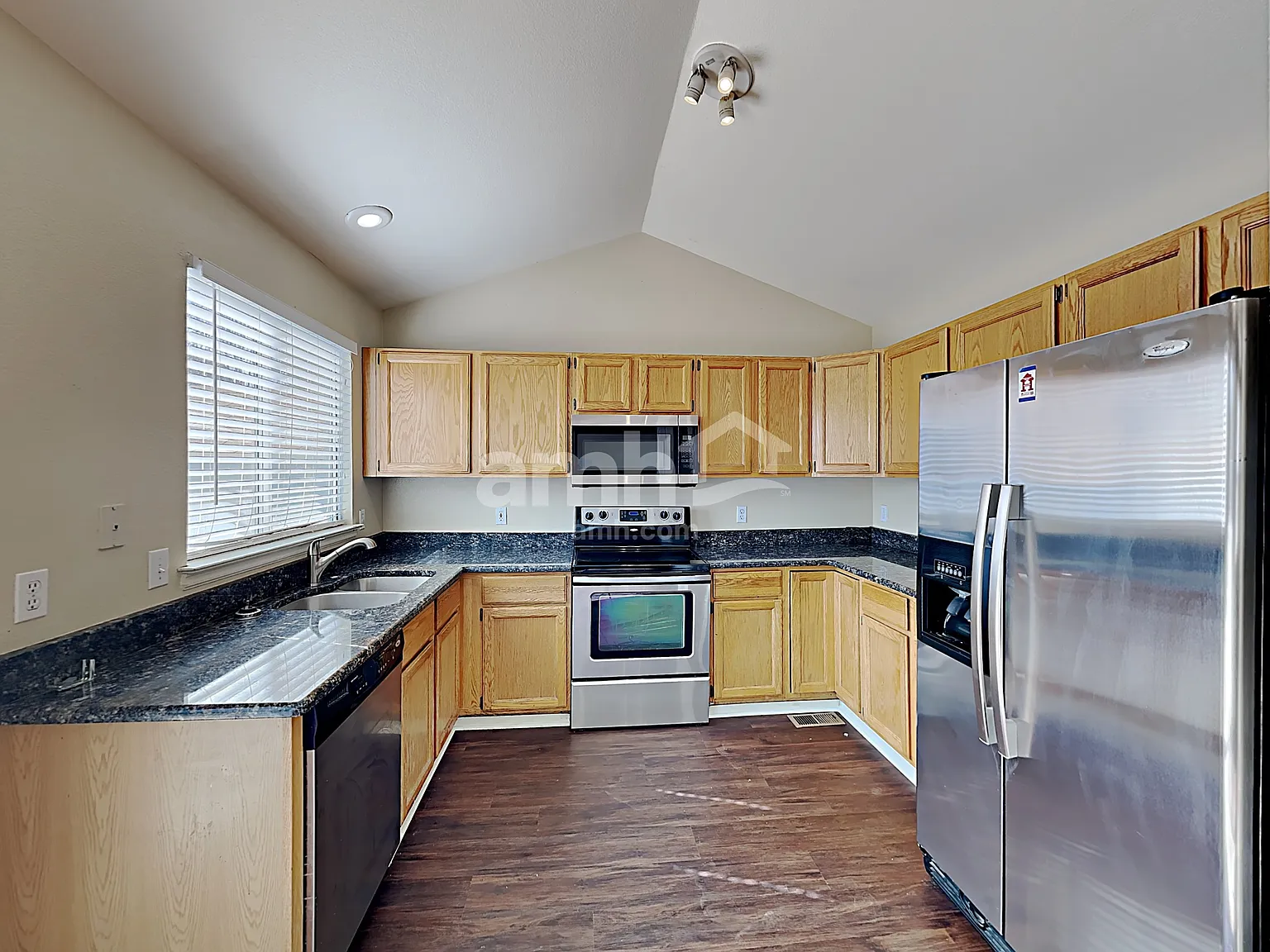 5 bed, 3.5 bath, 1949 sqft, $3,090 — Photo 3