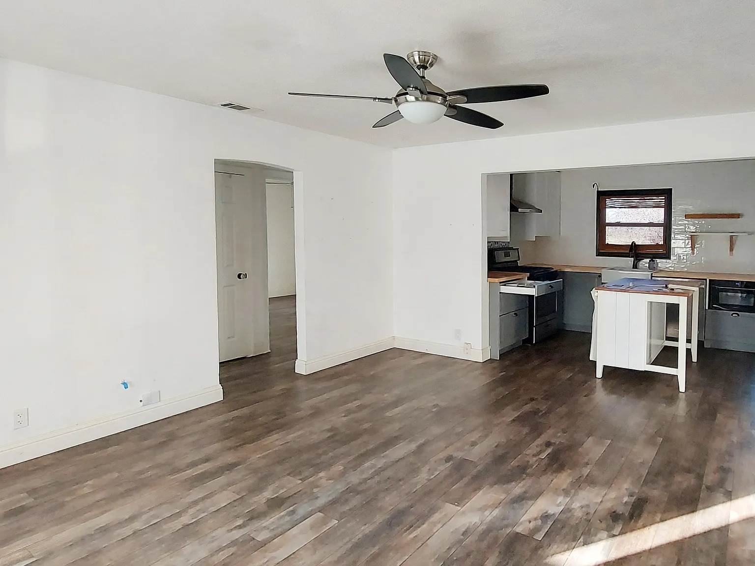 2 bed, 809 sqft, $1,980 — Photo 2