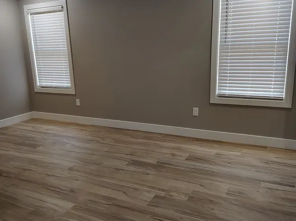 809 SE Hackberry Dr, Topeka, KS 66607