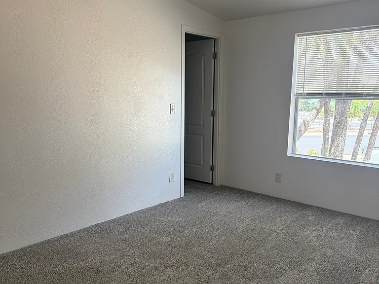 841 S 11th Dr — Photo 12