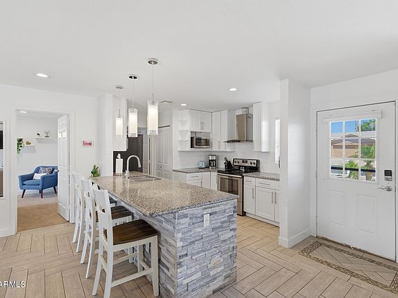 4th image of 915 W LOUGHLIN Drive