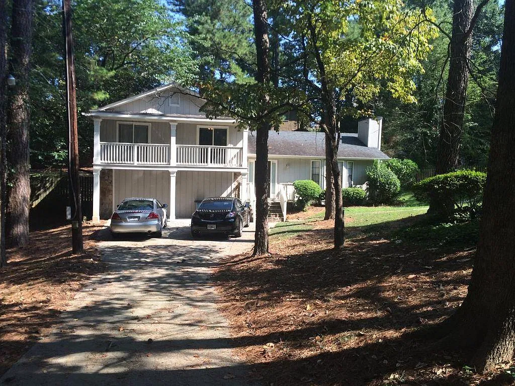 1074 Lynmoor Dr NE — Photo 1