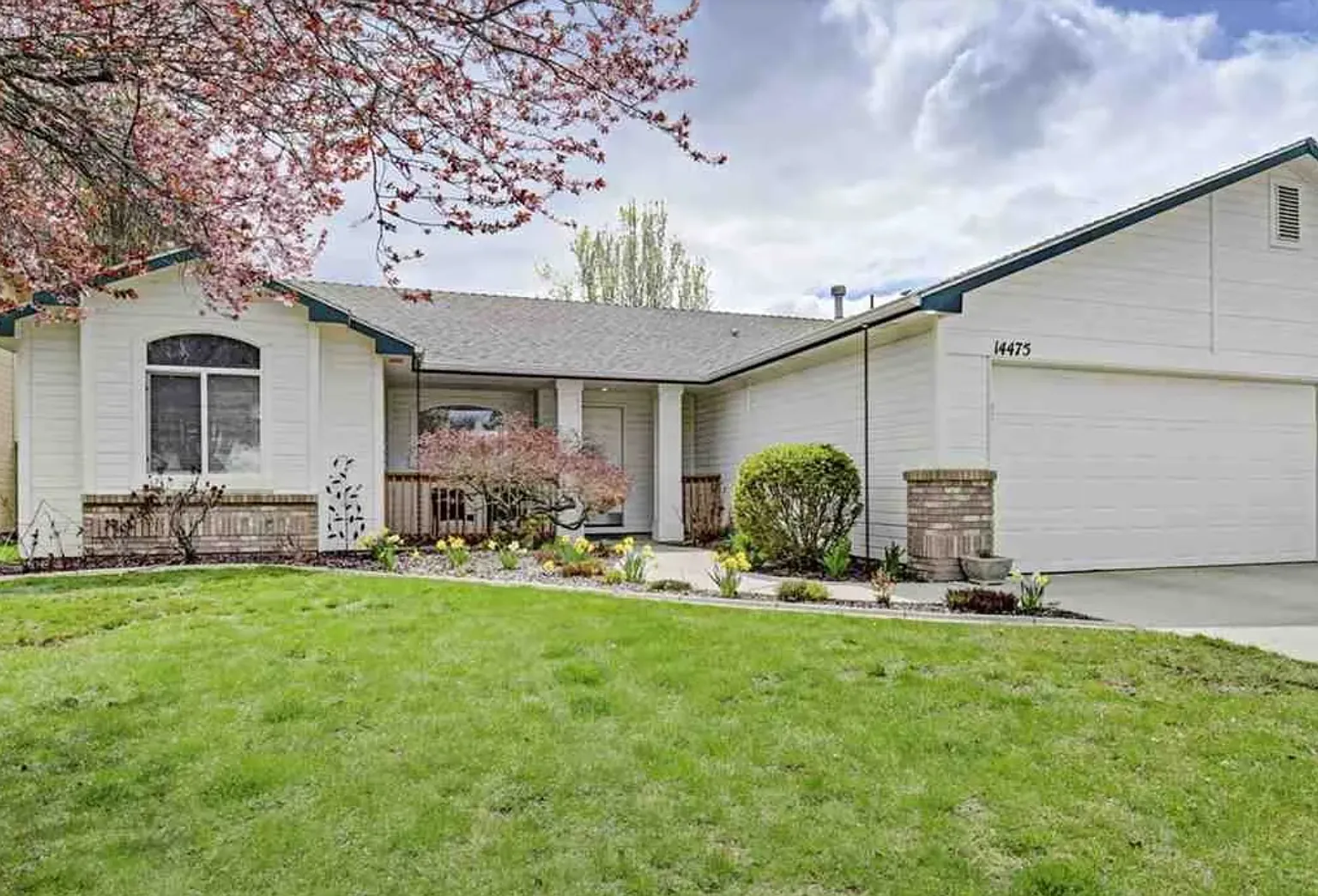 Bristol Heights Beauty: Single-Level 3-Car Garage Home with Private Backyard — Photo 2
