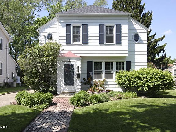 3rd image of 302 Montrose Ave