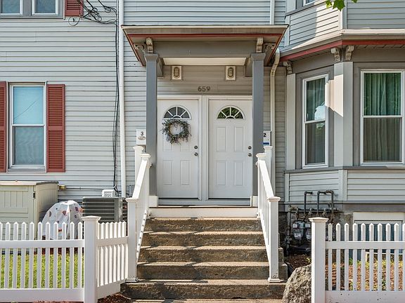2nd image of 659 Moody St APT 3