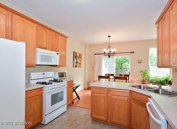 4th image of 4035 Blackstone Dr