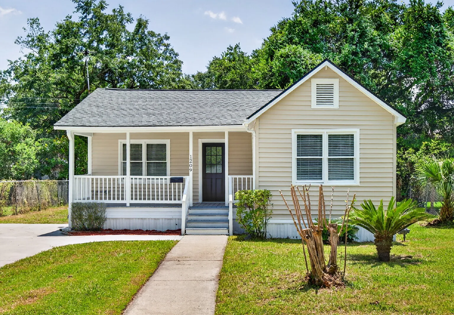 2 bed, 1.0 bath, 1016 sqft, $1,900 — Photo 1