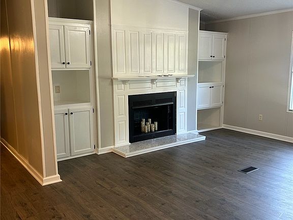 3rd image of 211 Roping Ln