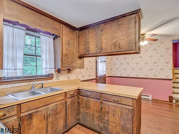 4th image of 464 Paynes Ln