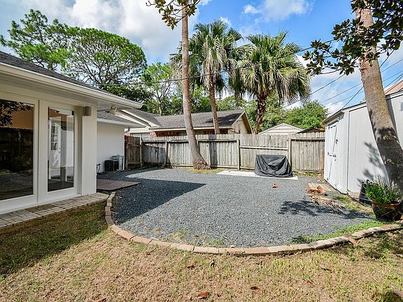 5th image of 9614 Val Verde St