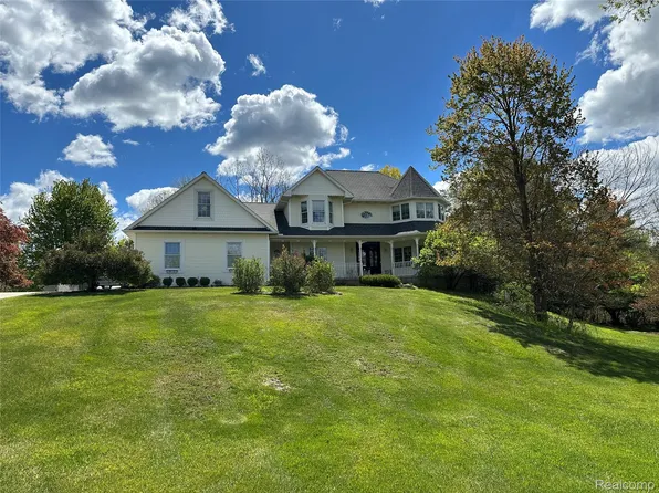 962 Hidden Valley Dr, Lake Orion, MI 48362