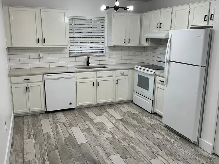 4900 Dover Cir — Photo 1