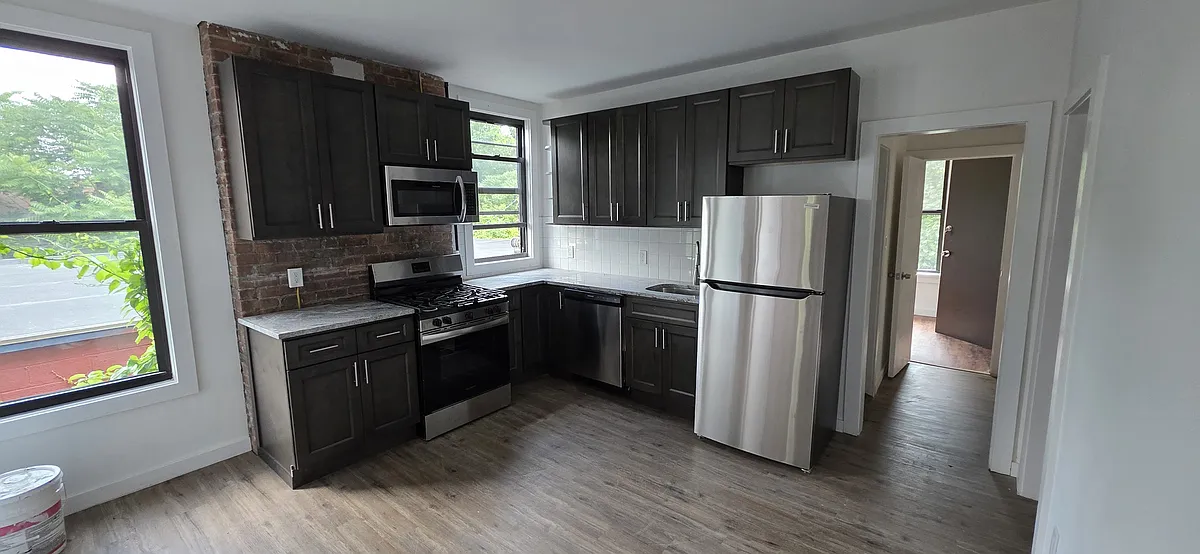Building Photo - 572 River St #2