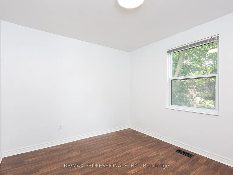 4 Runnymede Rd — Photo 24