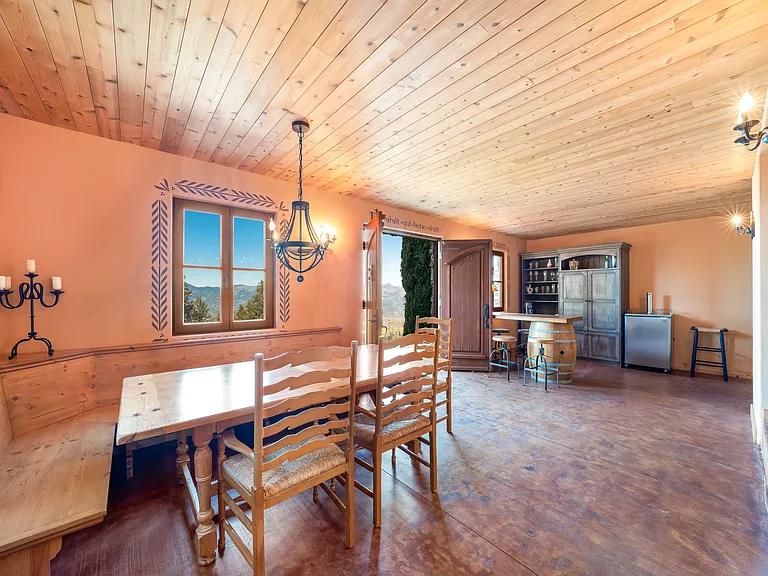 downstairs dining/pic-nic/pizza/cantina room
