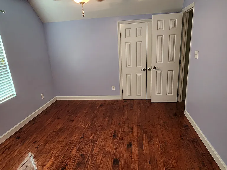 Upstairs left bedroom (bedroom 2)