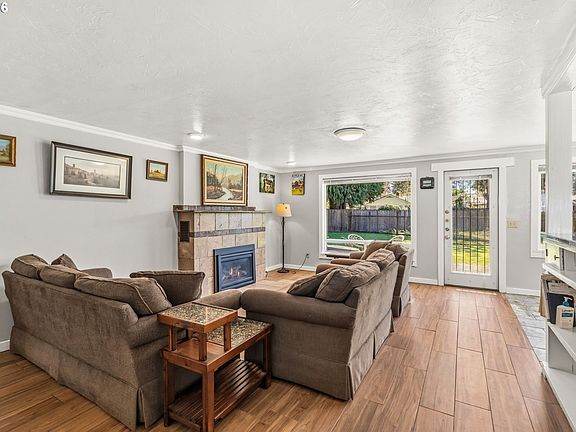 5th image of 2956 Willakenzie Rd
