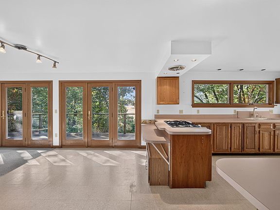 4th image of 115 Parkington Hill Road