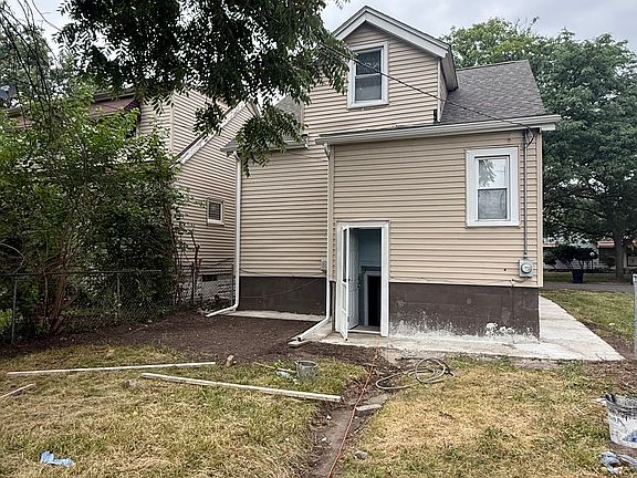 4th image of 18073 Dean St