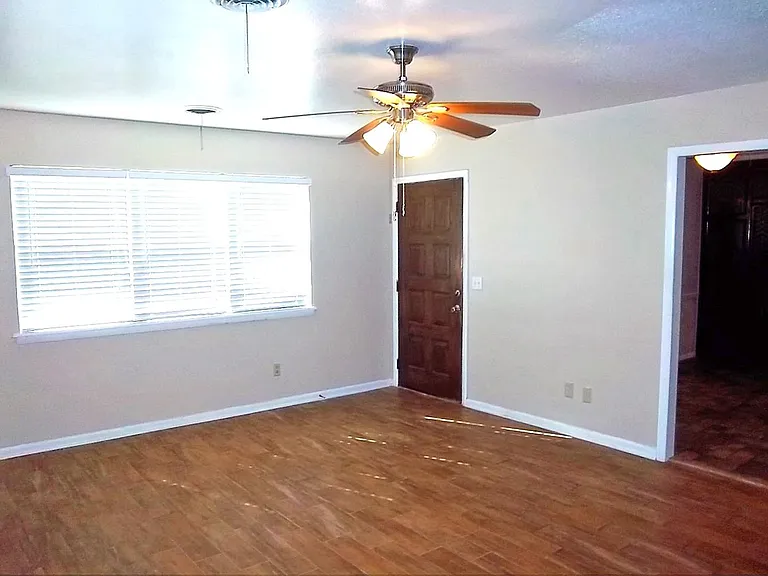 2606 Douglas Dr — Photo 2