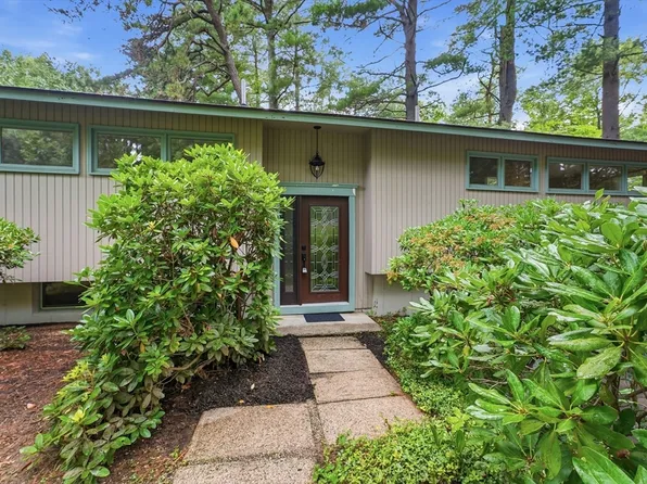 9 Flintlock Ln, Amherst, MA 01002