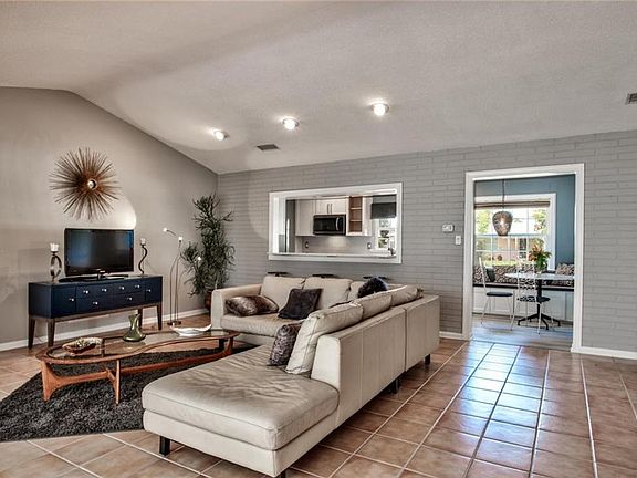 4th image of 2281 Carolyn Dr