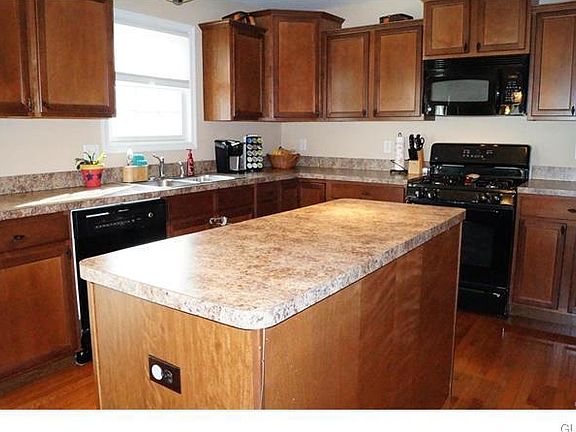 3rd image of 662 Walker Dr