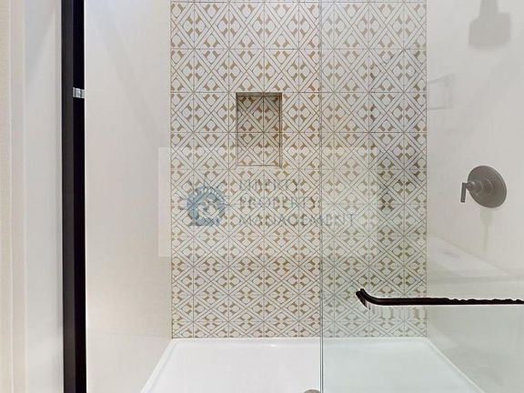 4th image of 2719 Sundale Dr #2717