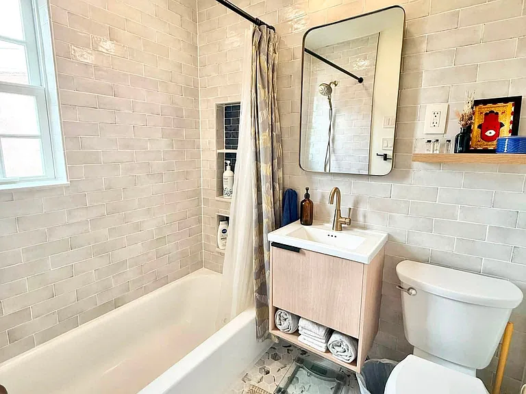 1616 W Abingdon Dr #202 — Photo 7