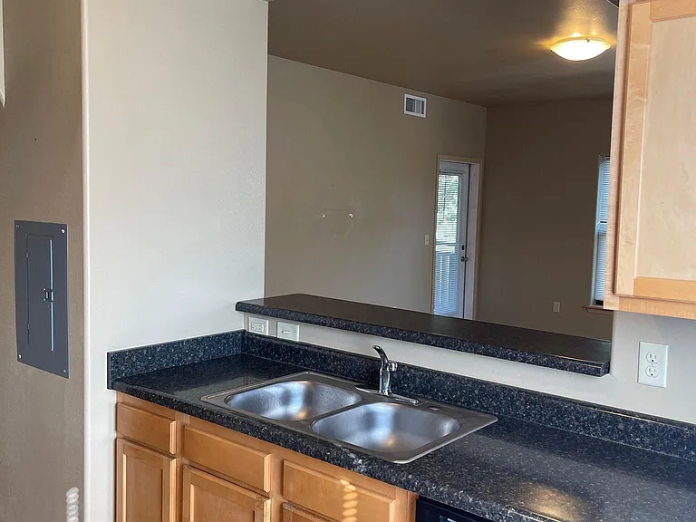 821 E Jefferson St #11 — Photo 4