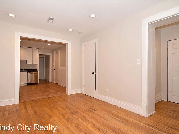 4th image of 911 W Newport Ave #10332832