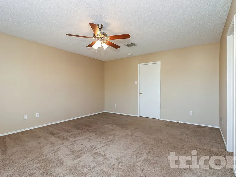 4865 Waterford Dr — Photo 9