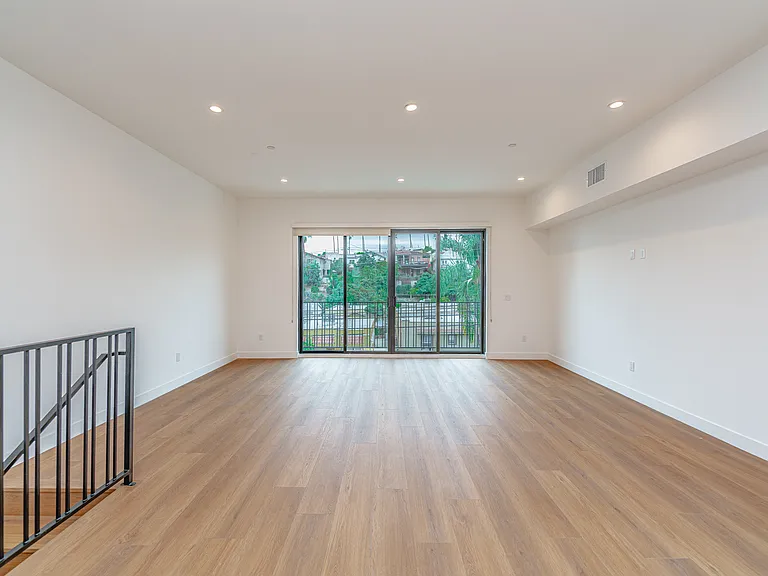 1342 Portia St — Photo 4