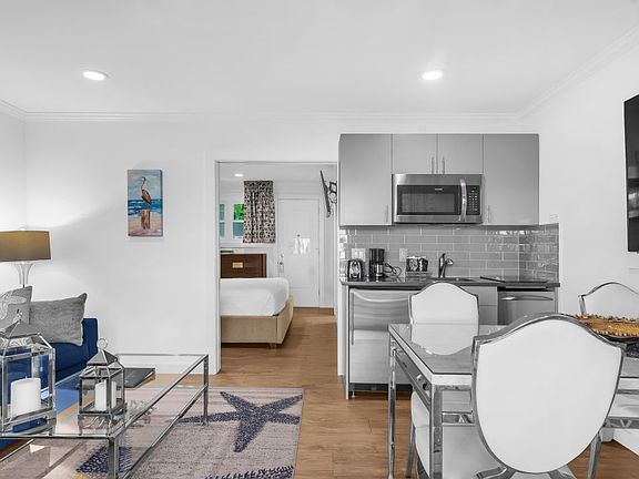 3rd image of 226 Pantigo Rd #211